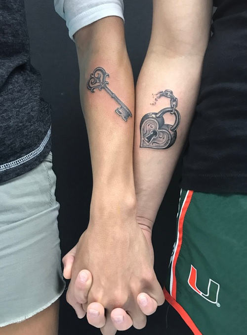 Amanda Nunes e Nina Ansaroff fazem tatuagem romântica
