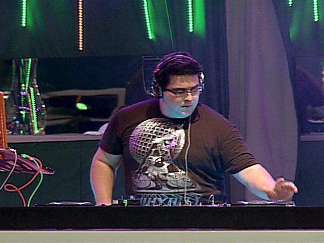 André Marques foi a primeira presença VIP na casa do BBB12. O apresentador foi o DJ da Festa Fusion