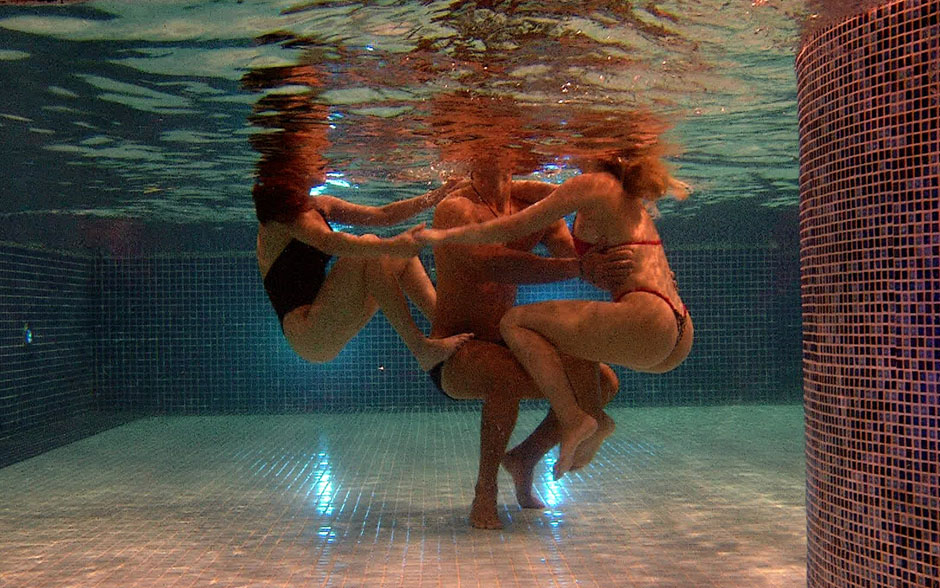 Kamilla e Fernanda brincam com Marcello na piscina e sobem no personal