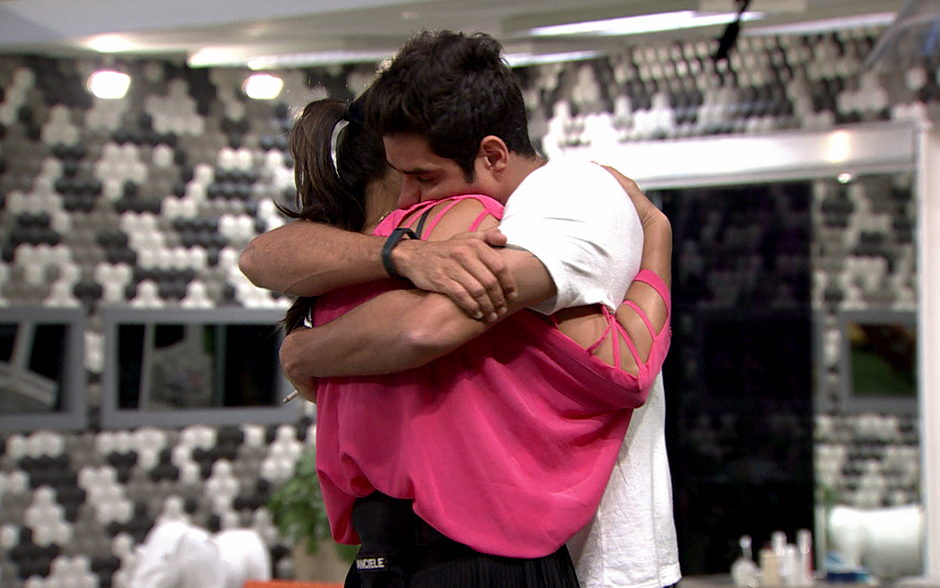 Diego e Franciele se abraçam momentos antes de o programa começar