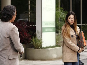 Marcos dá carona para Alice e acaga gerando mais discussão entre ela e Vitória (Foto: A Vida da Gente - Tv Globo)