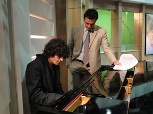 Fiuk toca piano nos bastidores de Passione