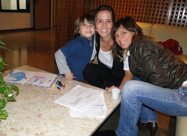 Dudu com a mãe Roberta e Cristina Bethencourt, preparadora de elenco infantil
