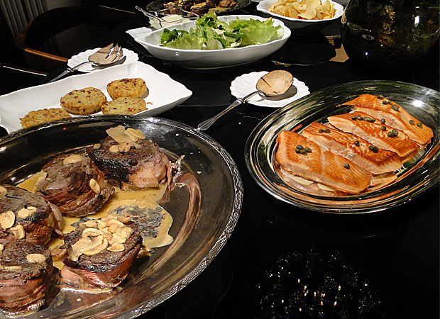 Peixe, carne, salada e batata rostie fazem parte do menu