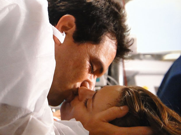 Mauro beija Diana ao reencontrá-la após o parto de Vitória