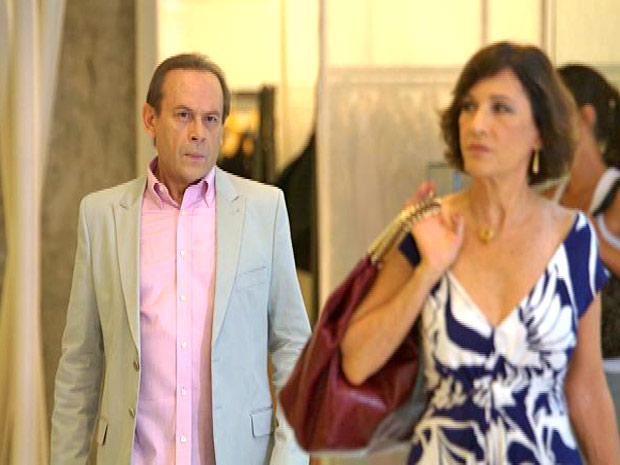 Umberto (José Wilker) segue Wanda (Natália do Vale) no shopping