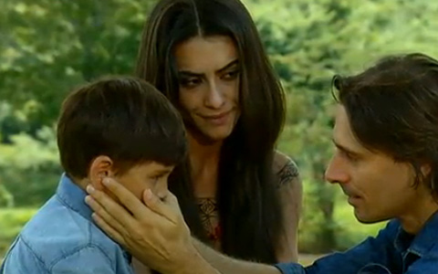 Solano dá o muiraquitã de presente para o filho, Beni (Araguaia/TV Globo)