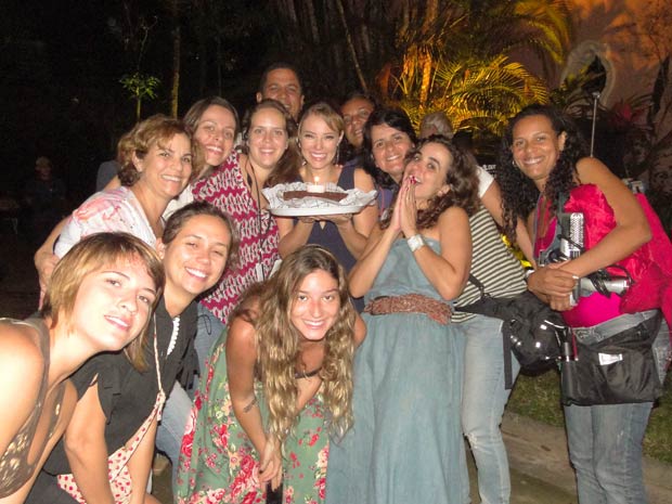 Paola Oliveira comemora com a diretora Maria de Médici e equipe de Insensato Coração