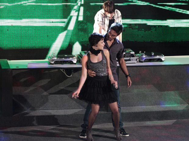 Leila provoca André ao dançar com outro homem no palco