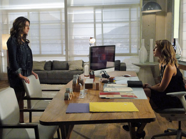 Irene entra no escritório de Marina para contar a designer que está esperando um filho de Pedro