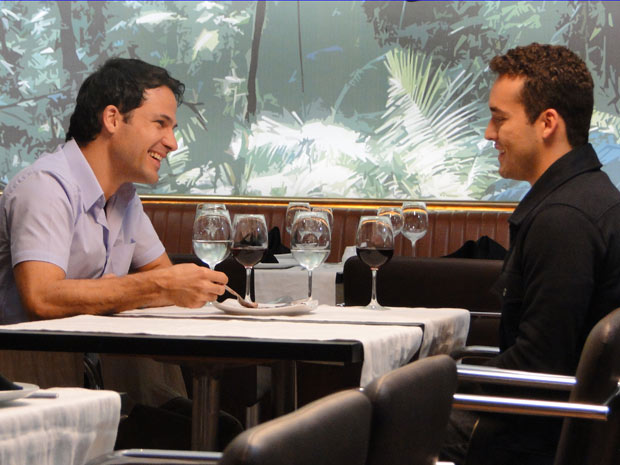 Eduardo e Hugo se divertem em jantar à dois (Foto: Insensato Coração/ TV Globo)