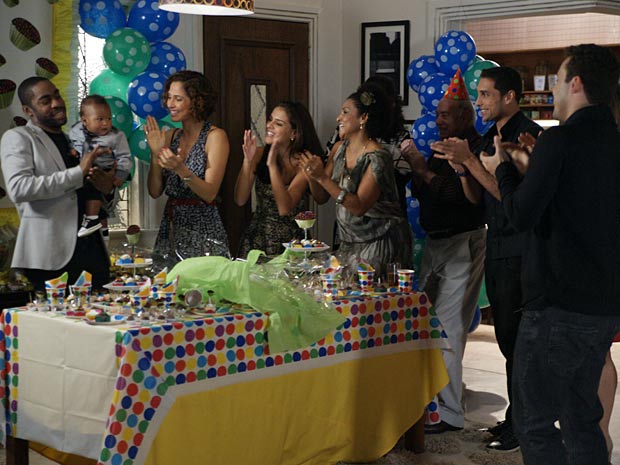 André chega atrasado no aniversário de Antônio mas dá tempo de cantar parabéns em família (Foto: Insensato Coração/ TV Globo)