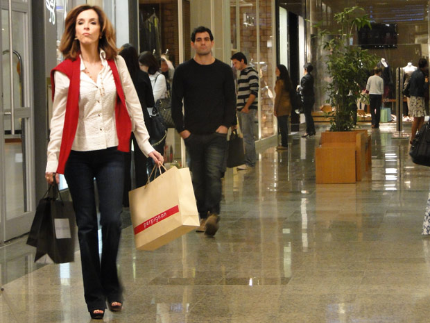 Eunice passeia pelo shopping e não percebe que está sendo seguida (Foto: Insensato Coração/ TV Globo)