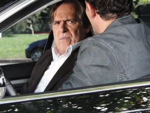 No carro, Ismael ameaça acabar com a vida de Milton e Bibi se ele dedurar Norma (Foto: Insensato Coração/ TV Globo)