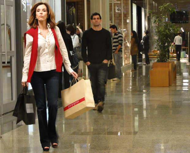 Ismael segue Eunice em shopping