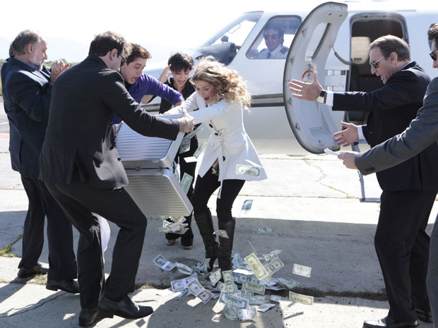 Natalie se recusa entregar mala e dinheiro voa, para o desespero de todos (Foto: Insensato Coração / Tv Globo)