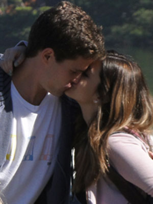 De longe, Eunice vê quando Rafa e Cecília se beijam (Foto: Insensato Coração / TV Globo)