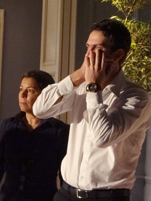 Pedro dá um soco em Léo e Jandira acaba com a confusão (Foto: Insensato Coração / Tv Globo)