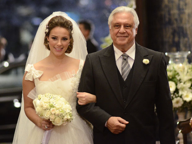 Raul entra com Mariana na igreja (Foto: Insensato Coração / Tv Globo)