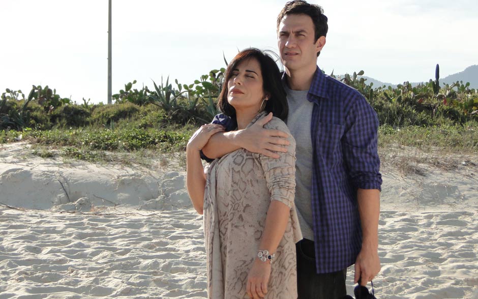 Gloria Pires e Gabriel Braga Nunes gravam cenas de amor na praia