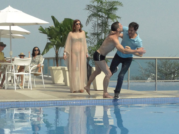 Douglas e Manolo caem na piscina durante uma briga (Foto: Insensato Coração / Tv Globo)