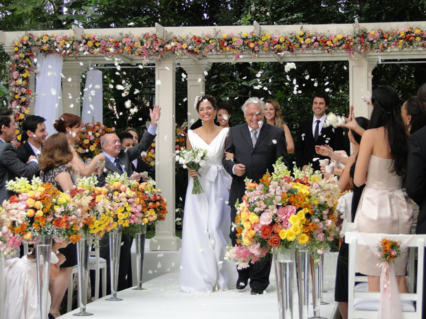 Os noivos felizes após a cerimônia (Foto: Insensato Coração / TV Globo)