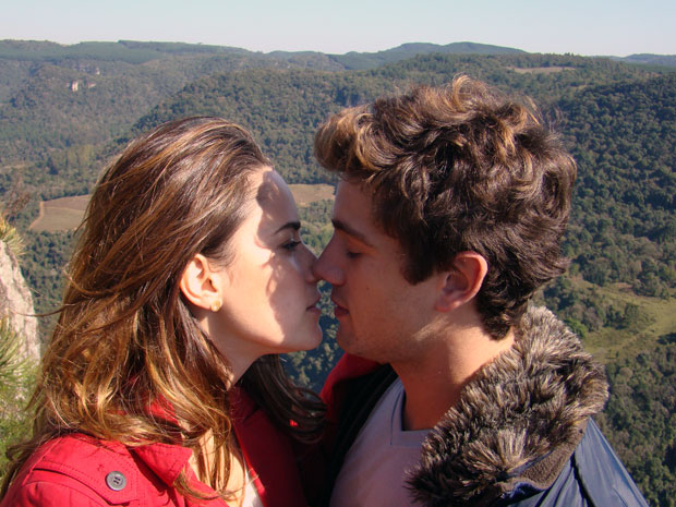 Ana e Rodrigo declaram o amor que sentem um pelo outro no primeiro capítulo de A Vida da Gente (Foto: A Vida da Gente / TV Globo)