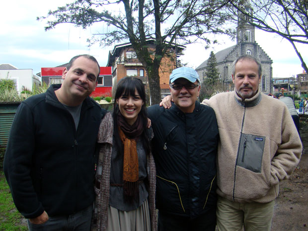 A atriz Marjorie Estiano posa ao lado dos diretores Fabrício Mamberti, Luciano Sabino e Jayme Monjardim (Foto: A Vida da Gente / TV Globo)