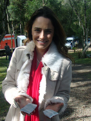 Fernanda Vasconeellos mostra o seu segredo para amenizar o frio (Foto: A Vida da Gente / TV Globo)