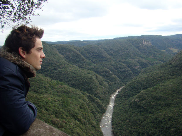 Rafael Cardoso admira a bela paisagem do Vale da Ferradura, em Canela (Foto: A Vida da Gente / TV Globo)