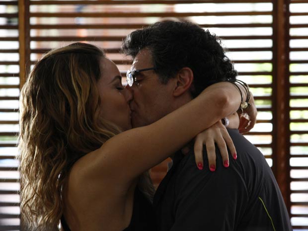 Cris não se contém quando ganha de Jonas anel de "compromisso"  (Foto: A Vida da Gente / TV Globo)