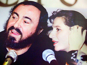Com Luciano Pavarotti, nos anos 1990