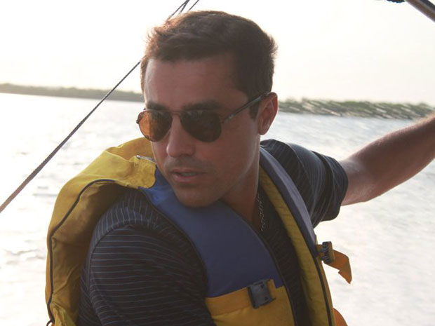 Ricardo Pereira curte um passeio de barco na Cartagena (Foto: TV Globo)