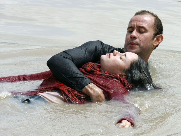 Ana é resgatada entre a vida e morte depois de grave acidente de carro (Foto: A Vida da Gente - Tv Globo)
