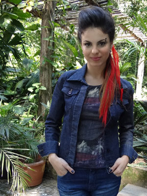 Alice passará a usar piercing, dread e mechas vermelhas (Foto: A Vida da Gente - Tv Globo)