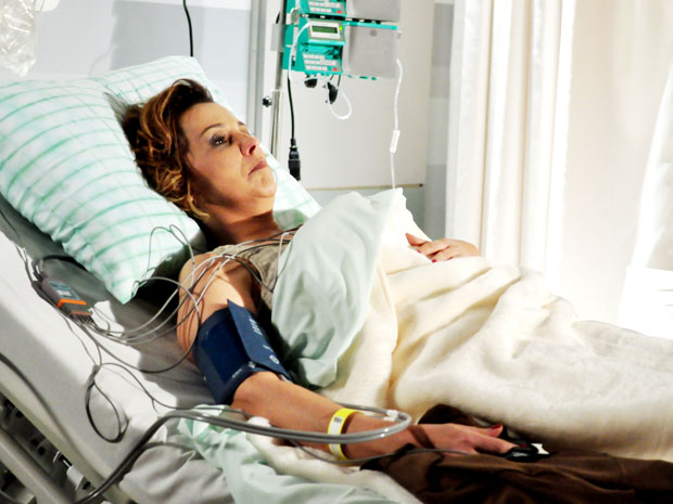 Eva não resiste ao saber que Ana está em coma e é hospitalizada (Foto: A Vida da Gente - Tv Globo)