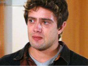 Arrasado, Rodrigo foge do hospital para ficar sozinho (Foto: A Vida da Gente - Tv Globo)