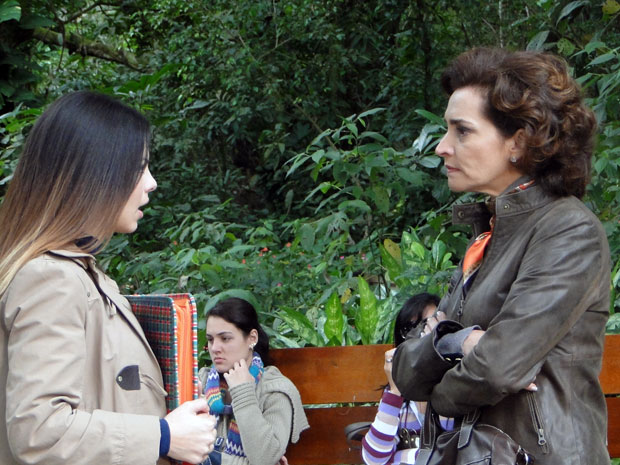Vitória faz mais uma grosseria com Alice, ao achar que ela se aproximou de Marcos (Foto: A Vida da Gente - Tv Globo)
