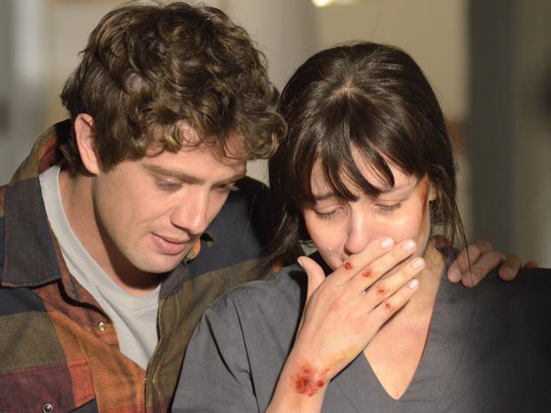 Rodrigo reencontra Manu após o acidente e os dois não contêm a emoção (Foto: A Vida da Gente - Tv Globo)