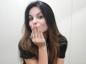 A atriz brinca de mostrar as mãos (Foto: A Vida da Gente / TV Globo)