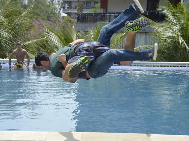 Wallace parte para cima de Quinzé e os dois caem na piscina (Foto: Fina Estampa/TV Globo)