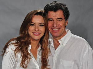 Regiane Alves e Paulo Betti formam casal apaixonado, que terá  (Foto: A Vida da Gente/TV Globo)