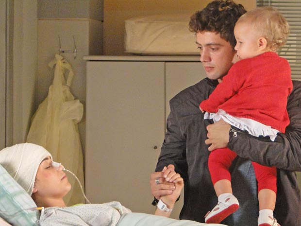 No hospital, Rodrigo diz a Ana que cuidará de Júlia