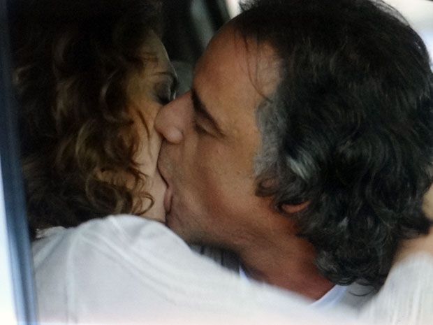 Marcos e Dora se beijam pela primeira vez (Foto: A Vida da Gente - Tv Globo)