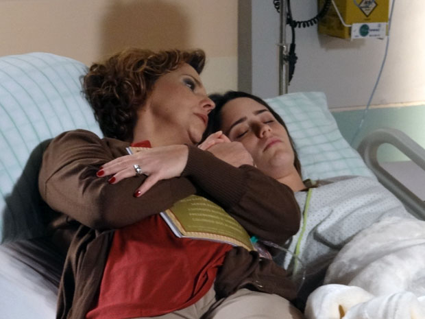 Eva promete a Ana que vai cuidar dela e não deixará ninguém prejudicá-la (Foto: A Vida da Gente - Tv Globo)