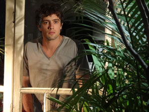 Rodrigo espia Manu da janela (Foto: A Vida da Gente - Tv Globo)