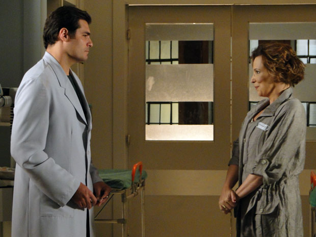 Eva mente para Lúcio ao dizer que vai contar para Manu que Ana saiu do coma (Foto: A Vida da Gente - Tv Globo)