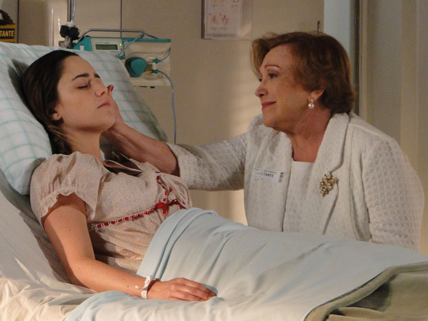 Iná sente a presença de Ana e tem ainda mais certeza que a neta vai sair do coma (Foto: A Vida da Gente - Tv Globo)