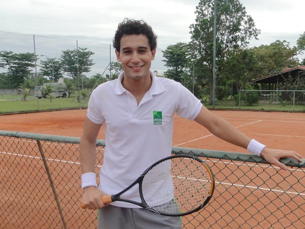 Rafael Almeida viverá o jovem humilde Miguel, que será treinador de tênis  (Foto: A Vida da Gente/TV Globo)
