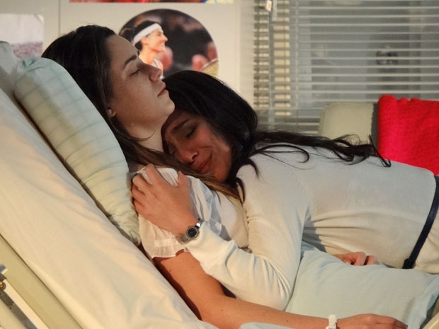 Manu e Ana se emocionam no encontro depois que ela saiu do coma (Foto: A Vida da Gente - Tv Globo)